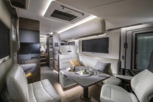 Interieur van de Adria Supersonic integraal camper