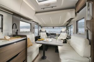 Interieur van de Adria Supersonic integraal camper